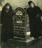 Family (?) at the grave of Sander Alexsandrowicz